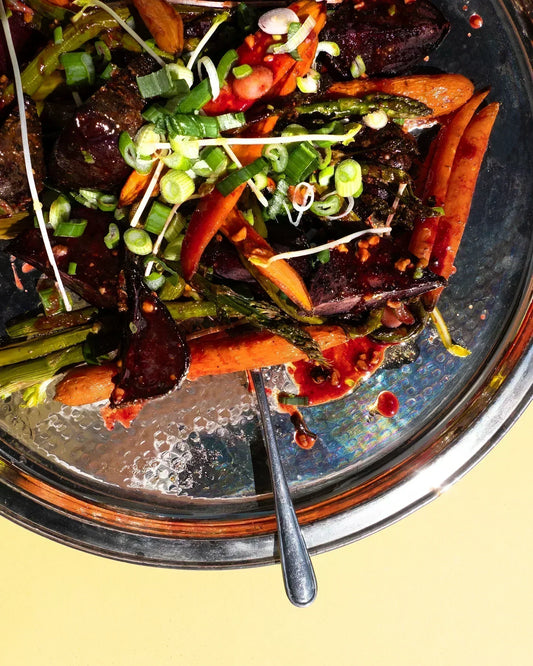 Platte mit gebackenem Ofengemüse, Smokin' Hot Peanut Butter Sauce und Frühlingszwiebeln