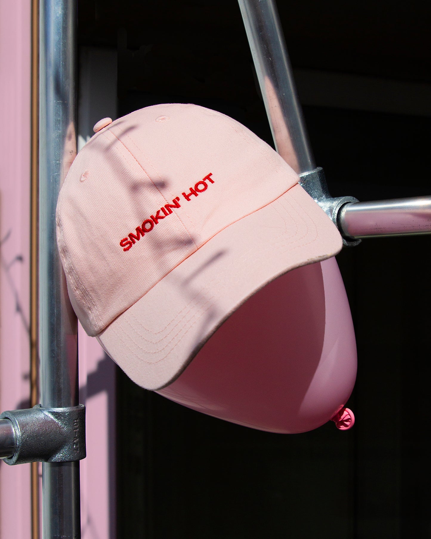 Rosa Cap auf einem rosa Ballon mit rotem SMOKIN HOT Stick vorne