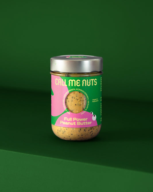 Full Power Peanut Butter Glas auf grünem Hintergrund