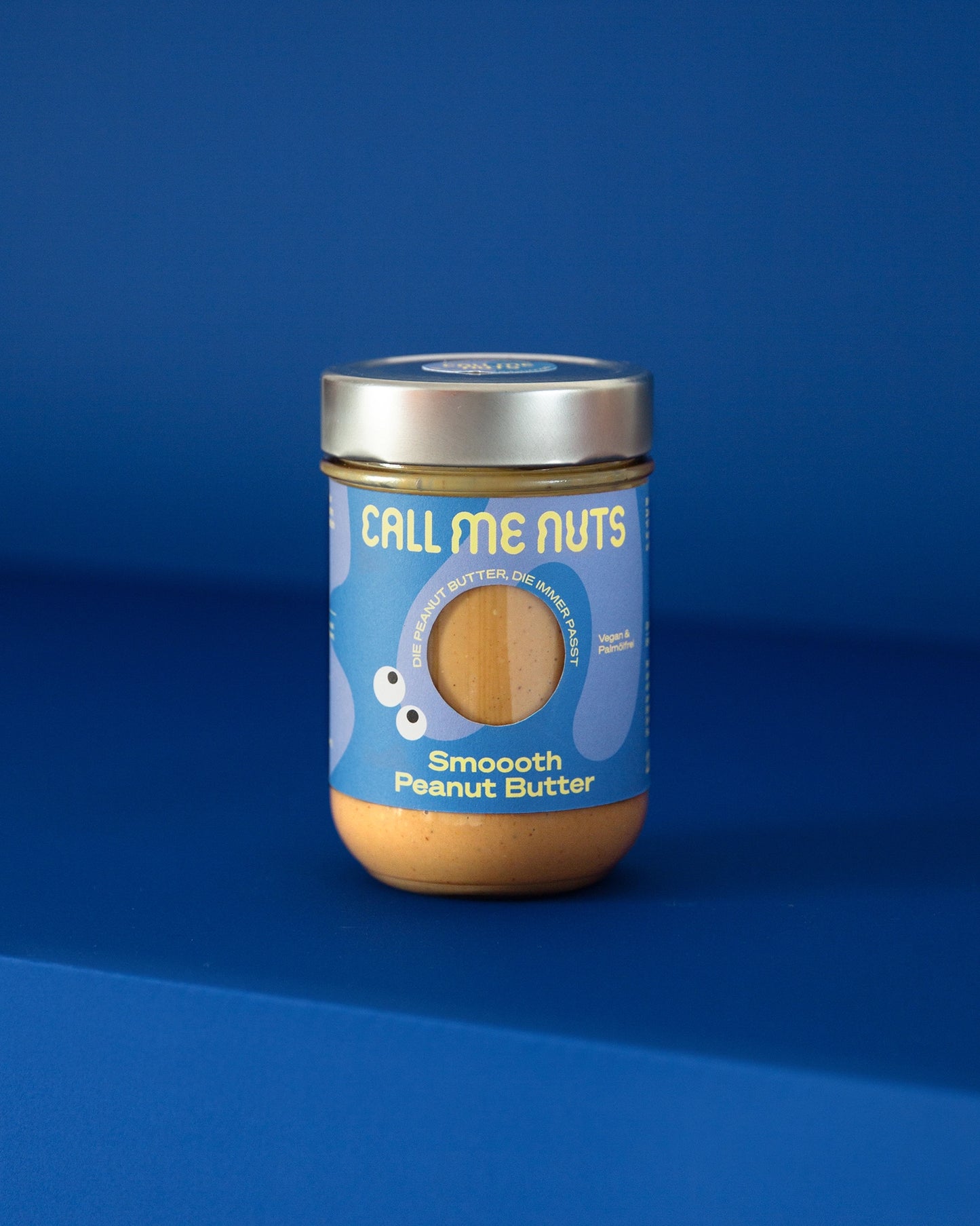 Smoooth Peanut Butter Glas auf blauem Untergrund