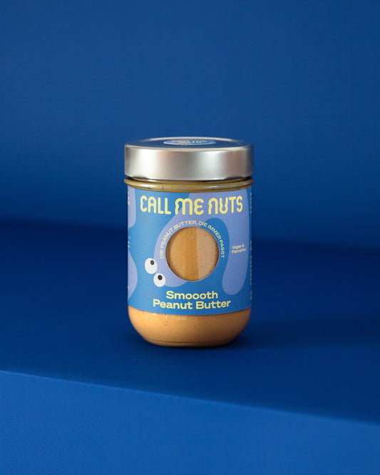 Smoooth Peanut Butter Glas auf blauem Untergrund