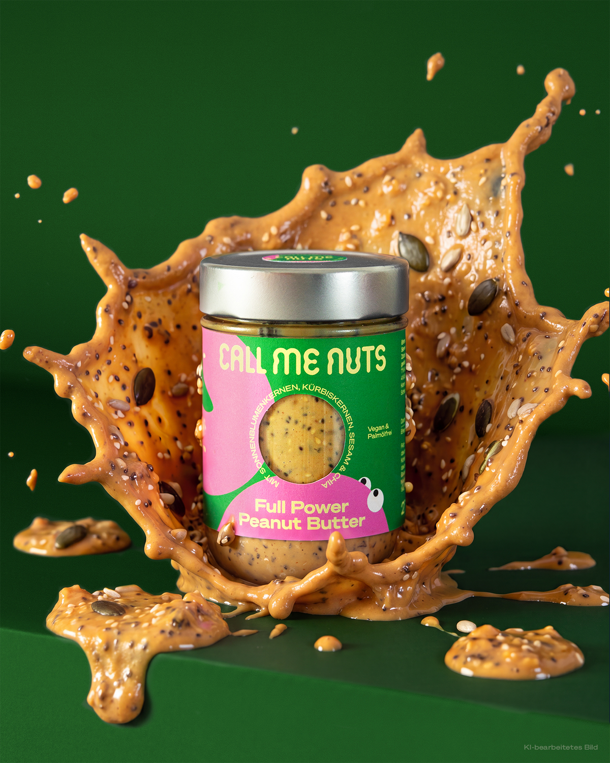 FULL POWER Erdnussbutter mit Kernen und Samen im 275-g-Glas auf grünem Hintergrund