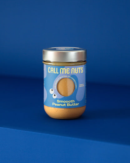 Smoooth Peanut Butter Glas auf blauem Untergrund