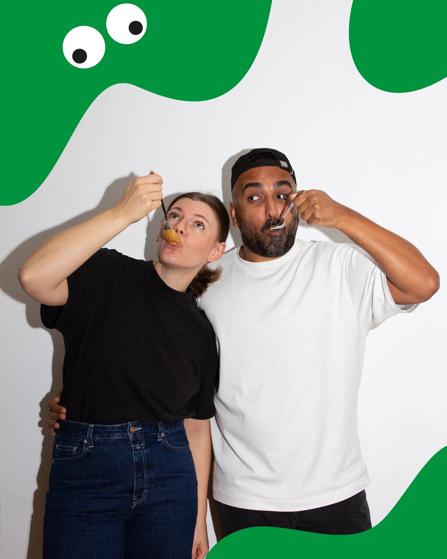 Das Team von CALL ME NUTS, die jeweils einen Löffel Peanut Butter essen